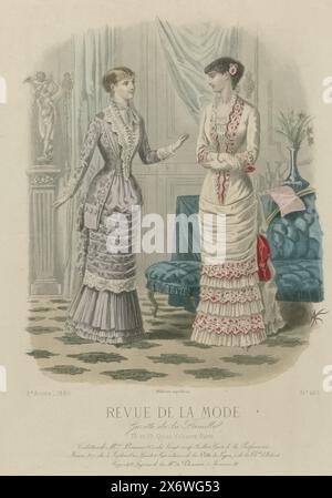 Revue de la Mode, Gazette de la Famille, dimanche 28 novembre 1880, 9e année, Nr. 465: Toilettes de Mme Lesueur (...), zwei Frauen im Innenraum, gekleidet in Kleider von Lesueur. Das Modemagazin "Revue de la Mode" steht auf dem Tisch. Links: Kleid für eine junge Frau aus violettem „Satin merveilleux“ (Satin) und Brokatelle. Rechts: Abendkleid für eine junge Frau aus weißer Sure, rot gestickt. Unter dem Bild befinden sich einige Zeilen mit Werbetext für verschiedene Produkte. Druck aus dem Modemagazin Revue de la Mode (1872-1913). Ausführliche Beschreibung der Kleidung auf Seite 398 „PLANCHE Stockfoto