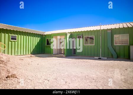 Grüne Container-Module wurden zu Büros in einer Mine kombiniert Stockfoto