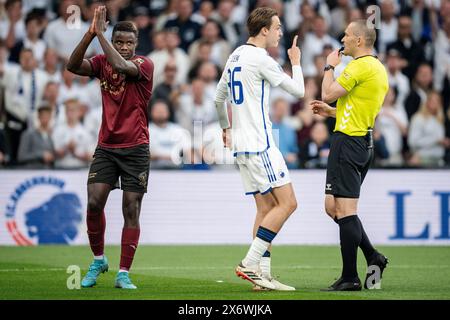 Dänemark. Mai 2024. FC Kopenhagens William Clem, Schiedsrichter Mads-Kristoffer Kristoffersen und FC Midtjylland Franculino Dju während des 3F Superliga-Spiels zwischen dem FC Kopenhagen und dem FC Midtjylland in Parken in Kopenhagen am Donnerstag, den 16. Mai 2024. (Foto: Mads Claus Rasmussen/Ritzau Scanpix) Credit: Ritzau/Alamy Live News Stockfoto