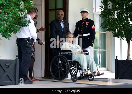 Washington, Vereinigte Staaten. Mai 2024. Die Brown v. Board of Education Kläger und Familienmitglieder verlassen nach ihrem Treffen mit US-Präsident Joe Biden am 16. Mai 2024 im Weißen Haus in Washington. Quelle: Yuri Gripas/Pool über CNP/dpa/Alamy Live News Stockfoto