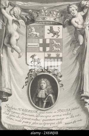 Porträt von Heinrich Kasimir II., Graf von Nassau-Dietz, Porträt von Heinrich Kasimir II. In einem Oval mit Band. Darüber sein Wappen mit einer Krone. Oben links und oben rechts halten die Putten ein Tuch. Vier Zeilen lateinischer Text auf der Leinwand., Druck, Druckerei: Edelinck, (auf dem Objekt erwähnt), niederländische Länder, 1675 - 1749, Papier, Gravieren, Ätzen, Höhe, 212 mm x Breite, 151 mm Stockfoto