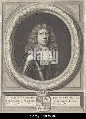 Porträt von Heinrich Kasimir II., Graf von Nassau-Dietz, Porträt von Heinrich Kasimir II. In einem Oval aus Eichenblättern. In der Mitte unter seinem Wappen mit einer Krone. In einem Feld sind Name und Titel., Druck, Druckerei: Anonym, Herausgeber: Louis Renard, (auf dem Objekt erwähnt), Druckerei: niedere Länder, Verlag: Amsterdam, 1689 - 1711, Papier, Gravur, Ätzen, Höhe, 370 mm x Breite, 281 mm Stockfoto