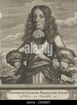 Porträt von Heinrich Kasimir II., Graf von Nassau-Dietz, Porträt von Heinrich Kasimir II. In seiner linken Hand ein Kommandostab. Im Hintergrund eine Schlacht. In einer Box sind Name und Titel., Druck, Druckerei: Christiaan Hagen, Amsterdam, 1675 - 1695, Papier, Gravur, Ätzen, Höhe, 204 mm x Breite, 159 mm Stockfoto