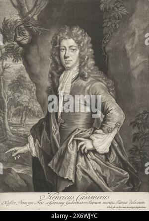 Porträt von Heinrich Kasimir II., Graf von Nassau-Dietz, Porträt von Heinrich Kasimir II. Am unteren Rand ist sein Name und eine lateinische Textzeile., Druck, Druckerei: Jacob Gole, (auf Objekt erwähnt), Verlag: Jacob Gole, (auf Objekt erwähnt), Amsterdam, 1681 - 1724, Papier, Höhe, 253 mm x Breite, 180 mm Stockfoto