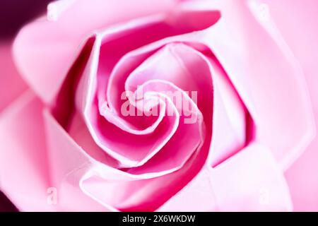 Rosafarbene Origami-Rose Stockfoto