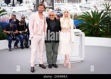 Cannes, Frankreich. Mai 2024. Chris Hemsworth, George Miller und Anya Taylor-Joy nehmen am Fotocall Furiosa: A Mad Max Saga (Furiosa: Une Saga Mad Max) beim 77. Filmfestival in Cannes am 16. Mai 2024 im Palais des Festivals Teil. (Foto: Daniele Cifala/NurPhoto) Credit: NurPhoto SRL/Alamy Live News Stockfoto