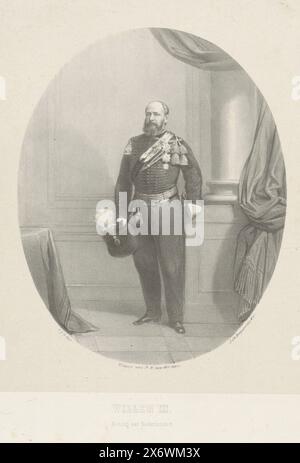 Porträt von Wilhelm III., König der Niederlande, Porträt von Wilhelm III. In einem Oval. Er steht in einem Raum neben einem Tisch. In seiner rechten Hand seinen Hut. Am unteren Rand befinden sich Name und Titel., Druck, Druckerei: Carel Christiaan Antony Last, (auf dem Objekt erwähnt), Drucker: Desguerrois & Co., (auf dem Objekt erwähnt), Verlag: P.M. van der Made, (auf dem Objekt erwähnt), Druckerei: Niederlande, Drucker: Amsterdam, Verlag: Amsterdam, 1857 - in oder vor 1873, Papier, Höhe, 569 mm x Breite, 429 mm Stockfoto