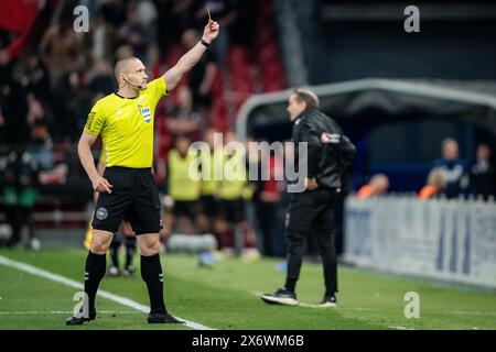 Dänemark. Mai 2024. Schiedsrichter Mads-Kristoffer Kristoffersen gibt eine gelbe Karte während des Spiels der 3F Super League zwischen dem FC Kopenhagen und dem FC Midtjylland in Parken in Kopenhagen am Donnerstag, den 16. Mai 2024. (Foto: Mads Claus Rasmussen/Ritzau Scanpix) Credit: Ritzau/Alamy Live News Stockfoto