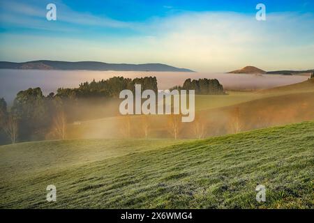 Dicker Nebel im Tal, Nebel der Hügel und Frost auf den Feldern. Hoch oben in den ländlichen Hügeln von Berwick (südwestlich von Dunedin) bei Sonnenaufgang Stockfoto