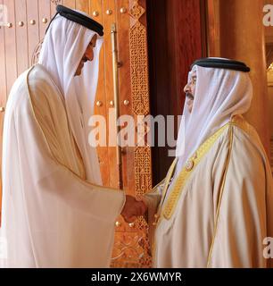 Manama, Bahrain. Mai 2024. Bahrains König Hamad bin Isa Al Khalifa (R) empfing Katars Emir Scheich Tamim bin Hamad al-Thani (L) am Donnerstag, den 16. Mai 2024, in Manama in Bahrain, vor der 33. Arabischen Liga. Foto: Bahrain News Agency (BNA)/UPI Credit: UPI/Alamy Live News Stockfoto