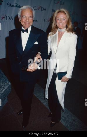 Ralph Lauren und seine Frau Ricky Anne Loew-Beer nehmen am 8. Februar 1998 an den 17. Jährlichen CFDA Awards im JP Morgan Atrium in New York Teil. Foto: Henry McGee/MediaPunch Stockfoto