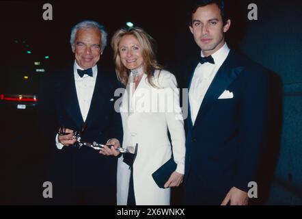 Ralph Lauren mit Frau Ricky Anne Loew-Beer und Sohn Andrew Lauren bei den 17. Jährlichen CFDA Awards im JP Morgan Atrium in New York City am 8. Februar 1998. Foto: Henry McGee/MediaPunch Stockfoto