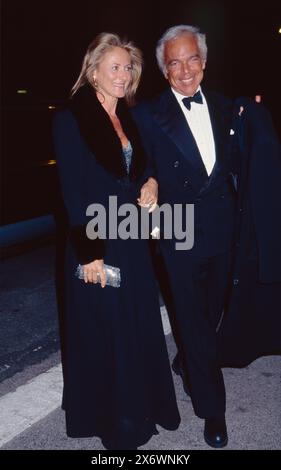 Ralph Lauren und seine Frau Ricky Anne Loew-Beer nehmen am 12. Februar 1996 an der 15. Jährlichen CFDA Awards Gala im Lincoln Center in New York Teil. Foto: Henry McGee/MediaPunch Stockfoto