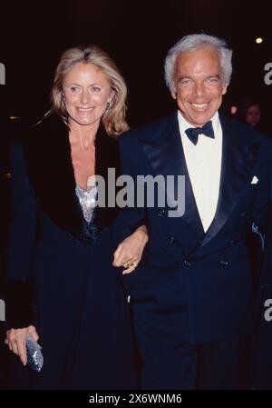 Ralph Lauren und seine Frau Ricky Anne Loew-Beer nehmen am 12. Februar 1996 an der 15. Jährlichen CFDA Awards Gala im Lincoln Center in New York Teil. Foto: Henry McGee/MediaPunch Stockfoto