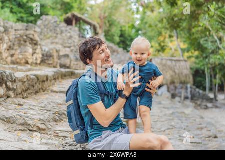 Papa und Sohn Touristen in Coba, Mexiko. Alte maya-Stadt in Mexiko. Coba ist ein archäologisches Gebiet und ein berühmtes Wahrzeichen der Halbinsel Yucatan. Bewölkt Stockfoto