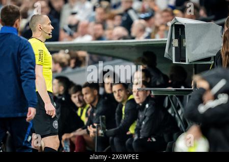 Dänemark. Mai 2024. Schiedsrichter Mads-Kristoffer Kristoffersen sieht den VAR während des 3F Superliga-Spiels zwischen dem FC Kopenhagen und dem FC Midtjylland in Parken in Kopenhagen am Donnerstag, den 16. Mai 2024. (Foto: Mads Claus Rasmussen/Ritzau Scanpix) Credit: Ritzau/Alamy Live News Stockfoto