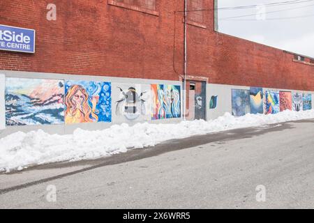 Verschiedene Wandmalereien im Eastside Creative Centre Gebäude in Miramichi, New Brunswick, Kanada Stockfoto