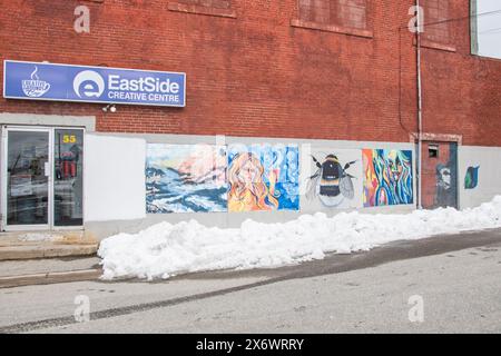 Verschiedene Wandmalereien im Eastside Creative Centre Gebäude in Miramichi, New Brunswick, Kanada Stockfoto