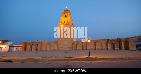 Blick auf den architektonischen Komplex der Großen Moschee von Kairouan am Abend Stockfoto