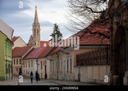 Kapitulská ulica [Kapitulská-Straße] mit dem Turm der Clarissine-Kirche in Bratislava, Slowakei. Stockfoto