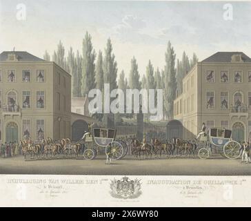 Einweihung von Wilhelm I. I. in Brüssel, 21. September 1815 (Train.), Inauguration de Guillaume 1er à Bruxelles, 21. September 1815. (Cortège.) (Titel zum Objekt), zwölf Platten der Ankunft und Einweihung Wilhelms I. in Brüssel und der Schlachten von Quatre-Bras und Waterloo 1815 (Serientitel), feierlicher Eintritt der Prozession zur Einweihung von König Wilhelm I. in Brüssel am 21. September 1815. Zwei Hofwagen mit je sechs Pferden. Unten sind die Titel in Niederländisch und Französisch durch das Wappen von König Wilhelm I. getrennt, Teil einer Serie von Platten der Ankunft und Stockfoto