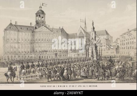 Feierlicher Eingang von H.M. Willem III. Am 9. April 1861 in Amsterdam (Titel auf Objekt), Parade vor dem Königspalast auf dem Dam-Platz in Amsterdam am 9. April 1861. Die königliche Familie steht auf dem Balkon des Palastes. Im Vordergrund eine Ehrengarde zu Pferd, Truppen marschieren vor dem Palast., Druck, Druckerei: Anonym, Drucker: Elias Spanier, (auf dem Objekt erwähnt), Verlag: George Wilhelm Tielkemeijer (erwähnt auf dem Objekt), Druckerei: Niederlande, Drucker: den Haag, Verlag: Amsterdam, 1861, Papier, Höhe, 432 mm x Breite, 570 mm Stockfoto