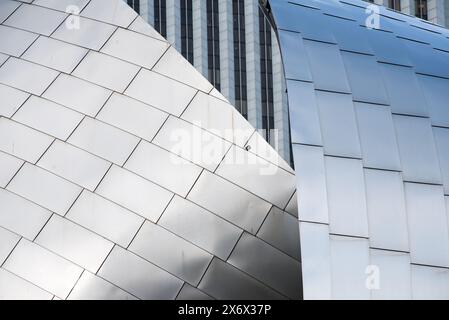 Ein Gebäude mit silbernem Dach hat ein Muster von Quadraten. Das Dach ist gewölbt und die Quadrate sind so angeordnet, dass ein Gefühl der Bewegung entsteht. Die Stockfoto