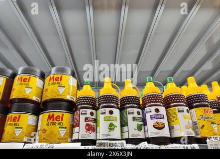 Ivinhema, Brasilien. Mai 2024. Honigregal in einem Supermarkt in Brasilien. Die Lebenshaltungskosten in Brasilien sind in den letzten Monaten gestiegen. Die beiden Hauptverursacher der Inflation im April waren Nahrungsmittel, Gesundheit und Körperpflege. (Foto: Rafael Henrique/SOPA Images/SIPA USA) Credit: SIPA USA/Alamy Live News Stockfoto