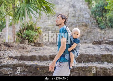 Papa und Sohn Touristen in Coba, Mexiko. Alte maya-Stadt in Mexiko. Coba ist ein archäologisches Gebiet und ein berühmtes Wahrzeichen der Halbinsel Yucatan. Bewölkt Stockfoto