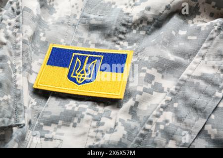 Abzeichen mit Dreizack und Flagge der Ukraine auf Militäruniform Stockfoto