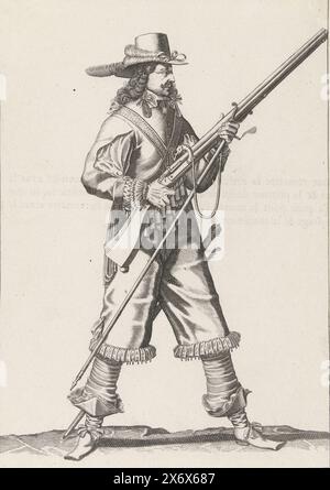 Soldat, der seinen Furket unter seine Muskete legt, um 1645, Ein Soldat in voller Länge, rechts, eine Muskete (eine bestimmte Art von Schusswaffe) mit der rechten Hand diagonal nach oben halten, während eine Furkete (Muskettengabel) unter den Fassplätzen gehalten wird, ca. 1645. Auf der Rückseite mit Text in französischer Sprache gedruckt. Angepasst aus Platte 11 in der Anleitung zur Handhabung der Muskete in der Wapenhandelinghe von J. de Gheyn. Militärsystem um 1600., Druck, Druckerei: Petrus Rucholle, nach Druck von: Jacques de Gheyn (II), (Werkstatt), Südholland, 1645 - 1647, Papier, Gravur, Höhe ca. 235 mm Stockfoto