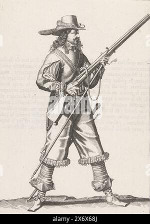 Soldat, der seinen Furket unter seine Muskete legt, um 1645, Ein Soldat in voller Länge, rechts, eine Muskete (eine bestimmte Art von Schusswaffe) mit der rechten Hand diagonal nach oben halten, während eine Furkete (Muskettengabel) unter den Fassplätzen gehalten wird, ca. 1645. Auf der Rückseite mit Text in französischer Sprache gedruckt. Angepasst aus Platte 11 in der Anleitung zur Handhabung der Muskete in der Wapenhandelinghe von J. de Gheyn. Militärsystem um 1600., Druck, Druckerei: Petrus Rucholle, nach Druck von: Jacques de Gheyn (II), (Werkstatt), Südholland, 1645 - 1647, Papier, Gravur, Höhe ca. 235 mm Stockfoto