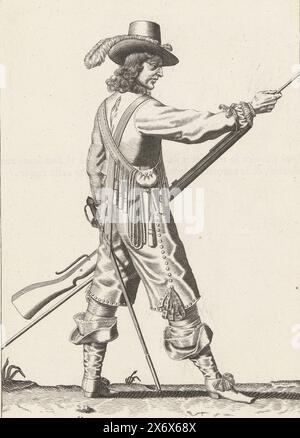 Soldat, der seinen Bollstock in den Halter unter dem Fass seiner Muskete schiebt, ca. 1645, Ein Soldat in voller Länge, rechts, mit der linken Hand eine Muskete (eine bestimmte Art von Schusswaffe) in der Nähe des linken Oberschenkels halten und die Waffe mit der rechten Ramrod halten, gleitet in den Halter unter dem Lauf. In seiner linken Hand, neben der Muskete, auch eine Furket (Muskettengabel). Auf der Rückseite mit Text in französischer Sprache gedruckt. Kostenlose Kopie der Platte 30 in der Anleitung zur Handhabung der Muskete in der Wapenhandelinghe von J. de Gheyn. Militärsystem um 1600., Druck, Druckerei: Petrus Rucholle, Südstaaten Stockfoto