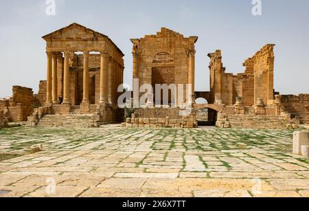 Sbeitla Forum und Ruinen der Kapitolinischen Tempel in Tunesien Stockfoto