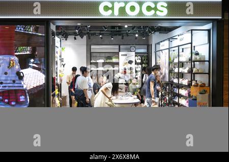 Hongkong, China. April 2024. Käufer werden im Geschäft des amerikanischen Schuhherstellers Crocs in Hongkong gesehen. (Credit Image: © Sebastian ng/SOPA images via ZUMA Press Wire) NUR REDAKTIONELLE VERWENDUNG! Nicht für kommerzielle ZWECKE! Stockfoto