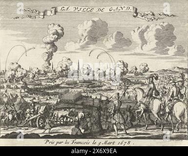 Belagerung von Gent durch die Franzosen, 1678, La Ville de Gand (Titel auf Objekt), Belagerung der Stadt Gent durch die französische Armee unter König Ludwig XIV. Die Stadt wurde am 9. März 1678 eingenommen. Französische Offiziere zu Pferd im Vordergrund, Gent in der Ferne., Druck, Druckerei: Jan Luyken, (auf Objekt erwähnt), nach eigenem Entwurf von: Jan Luyken, (auf Objekt erwähnt), Nordholland, 1678 - 1680, Papier, Ätzen, Höhe, 123 mm x Breite, 156 mm Stockfoto