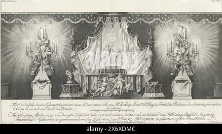 Rückseite des Saals mit dem majestätischen Bett von Prinz Willem IV., 1751, Fond de la sale dessiné Geometriquement (...), Maßzeichnung der Rückseite des Saals mit dem Schmuck, der dem von Mr. Delage Leuit ähnelt. Ingen.r und Intendant der Gegebouwen wurden beauftragt, die Lyck van Zyne Doorl Hoheit auf dem Praalbedde (Titel auf Objekt), Grand Bed of Willem IV (Titel der Serie), hinter dem Zimmer mit dem großen Bett von Prinz Willem IV. auf beiden Seiten des Bettkandelabers mit Waffen und Skeletten. Teil der Serie von vier Platten des Mausoleums auf dem Prinz Wilhelm IV Stockfoto