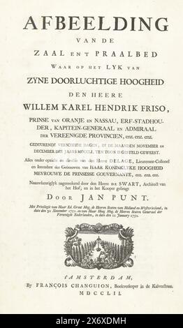 Textseiten zu den Platten des Mausoleums von Prinz Willem IV., 1751, Bild des Saals und des majestätischen Bettes, in dem der Leichnam seiner heiteren Hoheit Willem Karel Hendrik Friso (...) mehrere Tage lang ruhte, in den Monaten November und Dezember des Jahres MDCCLI, ausgestellt wurde (Titel auf Objekt), Grand Bed of William IV. (Serientitel), zwei gefaltete Blätter mit den begleitenden Texten auf acht unnummerierten Seiten zu den vier Platten des majestätischen Bettes, auf dem der Fürst am 22. Oktober starb, lagen in den Monaten November und Dezember des Jahres 1751. Eines Druckers Stockfoto