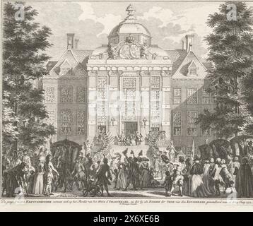 Willem V. präsentiert sich als Ritter im Garterorden auf der Plattform von Huis Ten Bosch, 1752, präsentiert sich der junge Prinz Erbgouverneur auf der Plattform des Hauses Oranjezael, nachdem er am 5. Juni zum Ritter des Garterordens ernannt worden war. 1752 (Titel über Objekt) erscheint der junge Prinz Willem V. nach seiner Einsetzung als Ritter im Garterorden auf den Stufen des Huis-ten-Bosch-Palastes, 5. Juni 1752. Auf der Straße vor dem Palast wurde er von einer versammelten Menschenmenge bejubelt., Druck, Druckerei: Simon Fokke, (auf dem Objekt erwähnt), nach eigenem Entwurf von Stockfoto