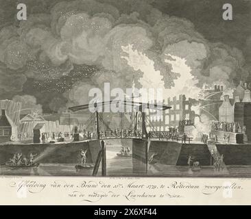 Brand im Pottebakkerssteeg in Rotterdam, 1779, Bild des Feuers vom 11. März 1779 in Rotterdam, von der Westseite des Leuvehaven gesehen (Titel auf Objekt), Großbrand in mehreren Häusern im Pottebakkerssteeg in Rotterdam, 11. März 1779. Große Menschenmengen auf der Straße, Löschschläuche versuchen, das Feuer zu löschen. Vom Leuvehaven aus gesehen mit dem Scheluwebrug in der Mitte., Druck, Druckerei: Leendert Brasser, nach Zeichnung von: Cornelis van Hardenbergh, (auf Objekt erwähnt), Verlag: Dirk Vis (II), (auf Objekt erwähnt), Druckerei: Nordholland, Nachher Stockfoto