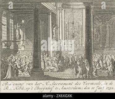 Verwaltung der Konfirmation in der Kirche im Beguinage in Amsterdam, 1792, Verwaltung des Allerheiligsten Sakraments der Konfirmation in der Kirche R.C., in 't Begijnhof in Amsterdam; den 10 Junij, 1792 (Titel über Objekt), Ansicht des Innenraums der Kirche am Beguinage in Amsterdam, wo Cesare Brancadoro, Erzbischof von Nisibi, Bestätigung an die Beguines, 10. Juni 1792, Druck, Druckerei: Cornelis Brouwer, (zugeschrieben), Nordholland, 1792, Papier, Ätzen, Höhe, 129 mm x Breite, 140 mm Stockfoto