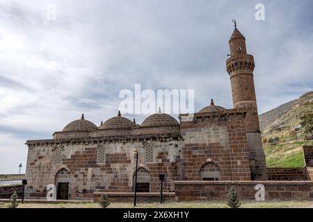 Die Tugrul Bey Moschee in Adilcevaz, Türkei, wurde im 16. Jahrhundert erbaut. Die Tugrul-Bey-Moschee ist auch als Zal-Pascha-Moschee bekannt. Adilcevaz, Bitlis Stockfoto