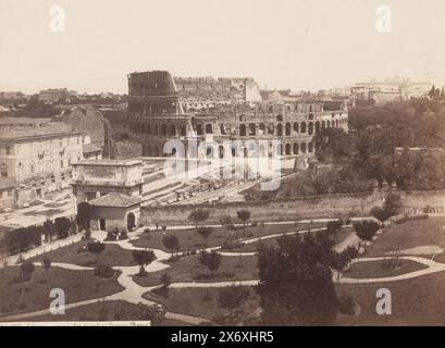 Blick auf das Kolosseum in Rom, Italien, Colosseo preso dai giardini farnesi (Roma) (Titel auf Objekt), Foto, Sommer & Behles, (auf Objekt erwähnt), Rom, 1867 - 1874, Karton, Albumendruck, Höhe, 320 mm x Breite, 378 mm Stockfoto