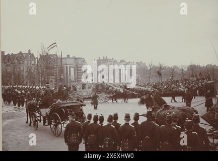 Die Goldene Kutsche vor dem Rijksmuseum bei der Einweihung der Königin Wilhelmina, Foto Albert Greiner, (auf dem Objekt erwähnt), Amsterdam, 1898, Papier, Höhe, 149 mm x Breite, 210 mm, Höhe, 260 mm x Breite, 307 mm Stockfoto