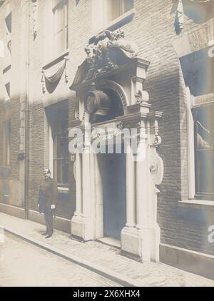 Tor des Spinhuis, jetzt installiert in der neuen Polizeistation im Spinhuissteeg in Amsterdam, Foto, anonym, Amsterdam, 1909, fotografischer Träger, Gelatinedruck, Höhe, 222 mm x Breite, 166 mm, Höhe, 324 mm x Breite, 237 mm Stockfoto