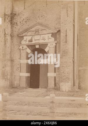 Eingang auf der Nordseite der Grote Kerk in Hindeloopen, Foto, anoniem (Monumentenzorg), (zugeschrieben), A.J.M. Mulder, (evtl.), Hindeloopen, 1892, fotografische Unterstützung, Albumenabdruck, Höhe, 235 mm x Breite, 174 mm Stockfoto