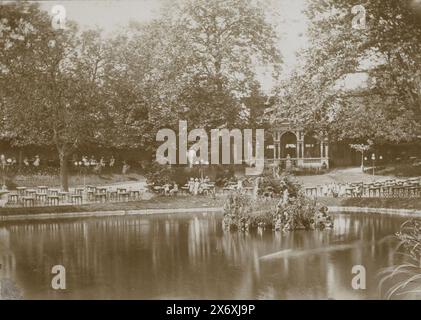 Blick auf einen Park mit Teich, wahrscheinlich in Leeuwarden, Foto, anonym, Leeuwarden, 1890 - 1910, fotografischer Träger, Höhe, 124 mm x Breite, 173 mm, Höhe, 144 mm x Breite, 194 mm Stockfoto