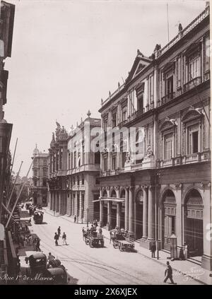 Straßenansicht in der Rua Primeiro de Marc in Rio de Janeiro, Rue 1e de Marco (Titel auf Objekt), fotomechanischer Druck, Marc Ferrez (erwähnt auf Objekt), anonym, Rio de Janeiro, 1890 - 1910, Papier, Kollotyp, Höhe, 237 mm x Breite, 176 mm, Höhe, 332 mm x Breite, 260 mm Stockfoto