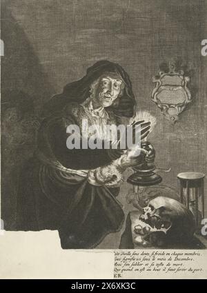 Alte Frau bei Kerzenlicht, eine alte Frau in einem Innenraum hält einen Kerzenhalter mit einer Kerze in der Hand. Sie steht an einem Tisch mit einem Schädel und einer Sanduhr drauf. Neben dem Tisch steht eine Ziege. In einer Nische in der Wand hinter ihr befindet sich eine Eule, und zu ihr rechts an der Wand ist eine Tafel. Unter dem Bild ein französischer Text, von dem nur die rechte Spalte zu sehen ist. Spiegelbild des gleichnamigen Druckes von Albert Haelwegh, Nummer zwölf in einer Serie mit Darstellungen der zwölf Monate, von verschiedenen Künstlern hergestellt., Druck, Druckerei: Anonym, nach Druck von: Albert Haelwegh, nach Malen von Stockfoto