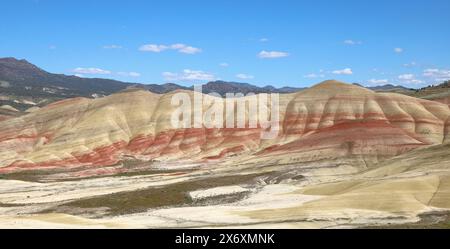 Die beeindruckenden geologischen Formationen der Painted Hills, Teil des John Day Fossil Beds National Monument in Zentral-Oregon. Stockfoto